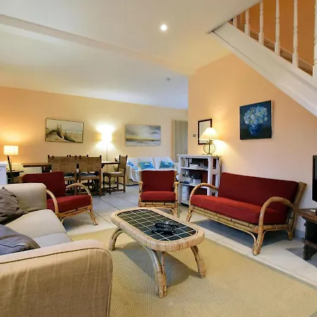 Beautifully Renovated House Centrally Located Сasa de vacaciones De Haan